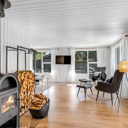 Semesterbostad Allen - 1km From The Sea By Interhome *